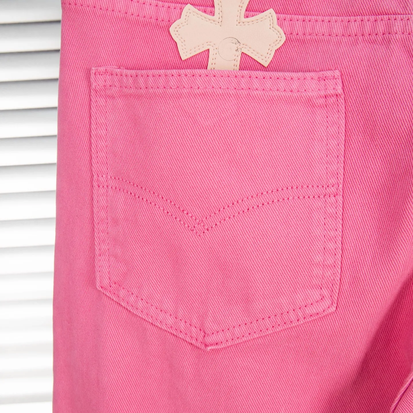 P250 CHROME HEARTS 25ss amine light pink cross patch leather washed jeans - Full of exploring the ultimate in fashion, Chrome Hearts' new Chrome Hearts pants not only present a unique style, the fresh ice blue color looks particularly youthful and energetic. The mid-high waist design is paired with a lazy and casual style, which not only shows long legs but also maintains a casual feel. It is a must-have fashion choice for trendy men and trendy women. Style number: 1778# Color: Dopamine powder Size: 28 30 32 34